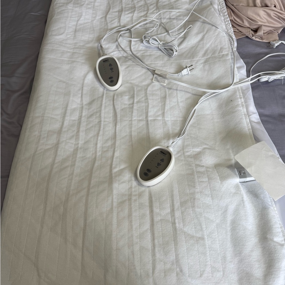 White Electric Heated Blanket with Dual Controls - queen size